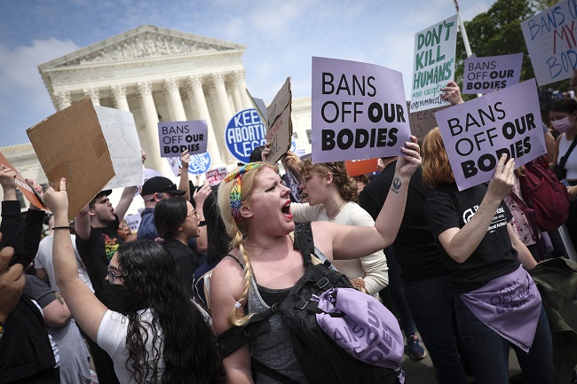 Decizie istorică: Curtea Supremă a SUA revocă dreptul la avort