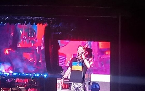 Solistul Guns N’ Roses, Axl Rose, a îmbrăcat un tricou cu steagul Ucrainei pe piesa „Civil war”, în concertul de la București