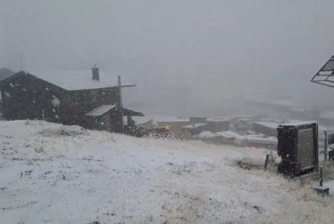 A nins la Bâlea Lac, pentru prima oară în acest sezon. Stratul de zăpadă s-a aşternut deja