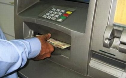 Un român și-a lăsat cardul în bancomat şi 5.000 de euro în fanta aparatului: "Cetăţeanul o luase la fugă"