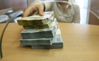 Mii de români „jumuliți” de bănci și-au primit banii înapoi. Timișoreni ieșiți în câștig