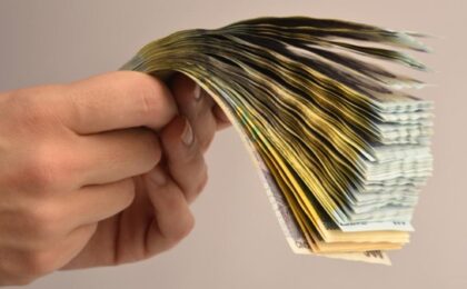 Salariul mediu net a fost în decembrie 2025 de 5914 lei, cu 299 lei mai mare decât în luna anterioară