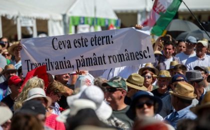 Incident la discursul din Transilvania al premierului Ungariei. Mai mulți protestatari au afișat un banner uriaș pro-românesc