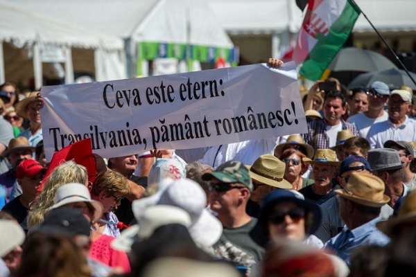 Incident la discursul din Transilvania al premierului Ungariei. Mai mulți protestatari au afișat un banner uriaș pro-românesc