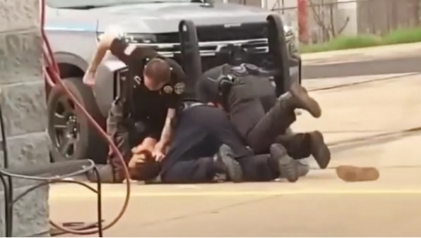 Indignare în SUA, după ce imagini șocante s-au viralizat pe internet: Trei polițiști bat un suspect și-l lovesc cu capul de ciment