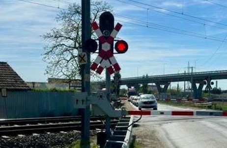 Incident în vestul țării, un autoturism a rămas blocat între barierele de cale ferată. Șoferița a rămas fără permis pentru 120 de zile