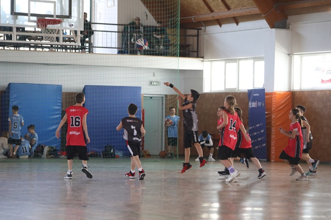 Elevii din ciclul primar au jucat baschet la Giroc, în cadrul Jr. NBA League România