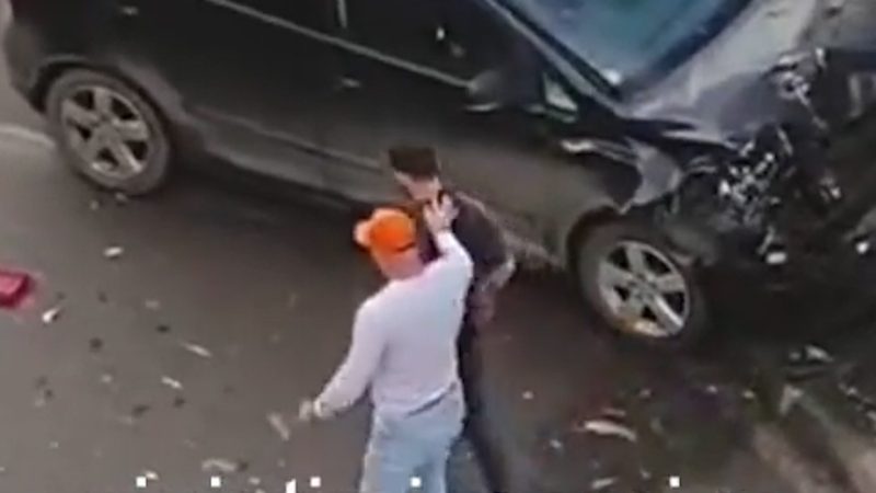 Taximetrist reținut după ce a sărit la bătaie, în trafic, la Timișoara. Totul după un accident în care nu a fost implicat direct