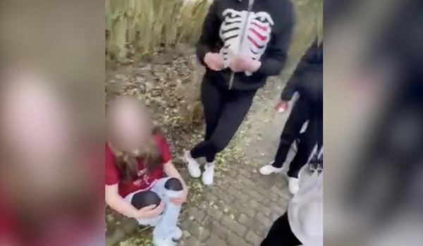 "Stai în genunchi în timp ce mă implori". O gașcă de 12 fete au torturat ore întregi o copilă de 13 ani și au filmat oroarea. Un nou atac odios zguduie Germania