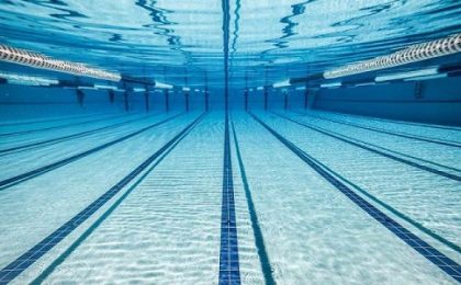Cursuri gratuite de înot pentru elevii din clasa pregătitoare şi cei din clasa întâi, într-o localitate din Banat