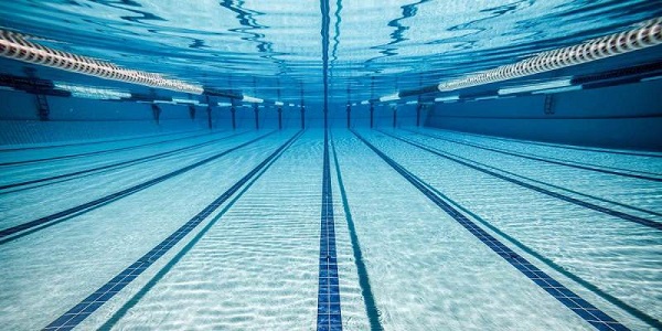 Cursuri gratuite de înot pentru elevii din clasa pregătitoare şi cei din clasa întâi, într-o localitate din Banat