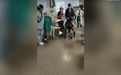 Lacrimi și aplauze la externarea unui bebeluș român dintr-un spital din Valencia. Fusese bolnav de COVID timp de două luni (Video)