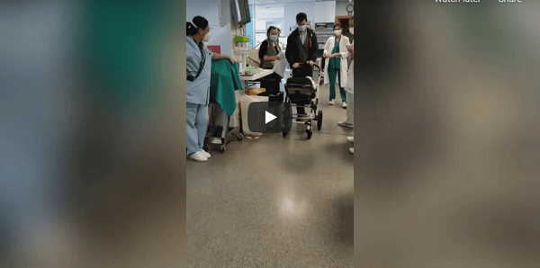 Lacrimi și aplauze la externarea unui bebeluș român dintr-un spital din Valencia. Fusese bolnav de COVID timp de două luni (Video)