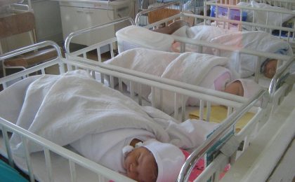 Cel mai mic număr de copii născuți în România din ultimii 134 de ani. Populația României va scădea la 10,7 milioane în acest secol
