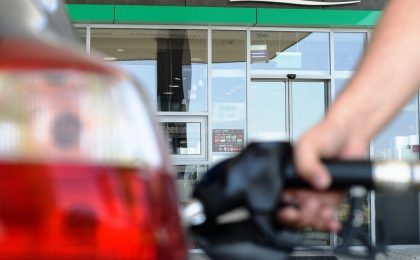 Compensarea prețului carburanților ar putea rămâne doar pentru motorină