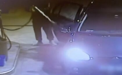 Panică la o benzinărie din Timişoara. Un bărbat băut a turnat combustibil pe el şi pe maşină, apoi a ameninţat că dă foc