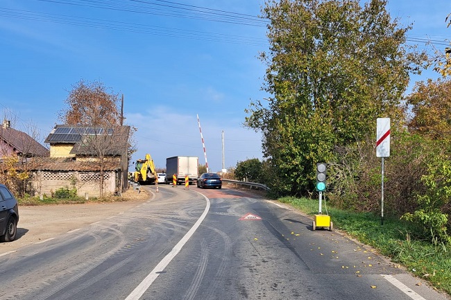 Atenţie, şoferi! Circulaţie alternativă, dirijată cu semafoare, pe un drum din Timiş