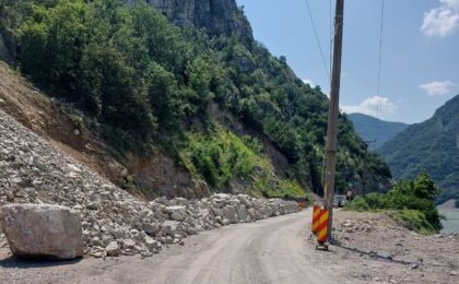 Trafic semaforizat în zona Berzasca. Alpiniștii vor escalada din nou versantul