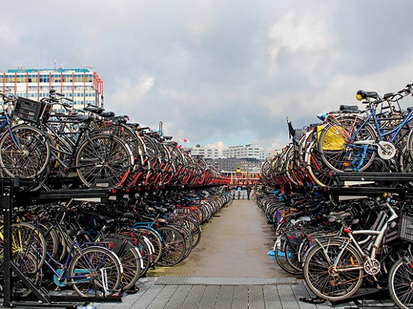 Amsterdamul va inaugura o parcare subacvatică pentru 7.000 de biciclete, pentru care a cheltuit 60 de milioane de euro