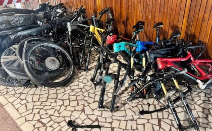 20 de biciclete și o trotinetă electrică fără acte de proveniență, găsite într-un TIR la Nădlac