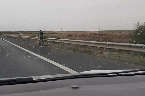 Şi-a testat bicicleta pe autostrada A1