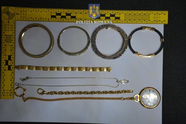 Cinci persoane arestate preventiv pentru furtul a 50.000 de euro şi a unor bijuterii, în Timiş. VIDEO