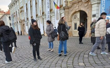 Elevii veniți la Timișoara din alte colțuri ale țării au fost taxați pentru expoziția ”Brâncuși”, deși au acces gratuit