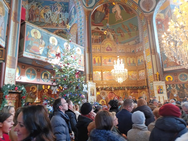 Biserica Martirilor din Timișoara, plină de credincioși în ziua de Crăciun. Foto