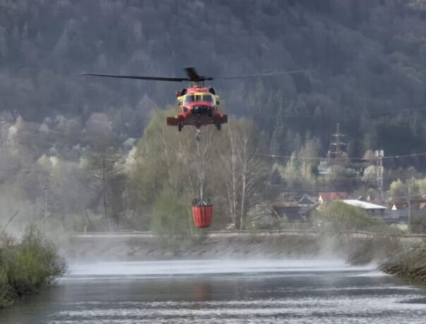 Incendiu teribil în Banat. Intervine un elicopter Black Hawk, alimentarea cu apă se face din Dunăre 1 Incendiu teribil în Banat. Intervine un elicopter Black Hawk, alimentarea cu apă se face din Dunăre