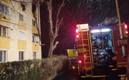 Tragedie! O femeie imobilizată la pat a murit în urma unui incendiu izbucnit la etajul al treilea al unui cămin de nefamilişti