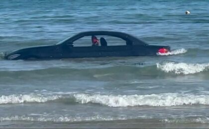 Un șofer care şi-a parcat BMW-ul pe plajă l-a găsit luat de valuri la scurt timp. Video