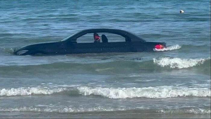 Un șofer care şi-a parcat BMW-ul pe plajă l-a găsit luat de valuri la scurt timp. Video