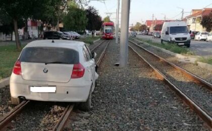 Și-a "parcat" BMW-ul pe linia de tramvai