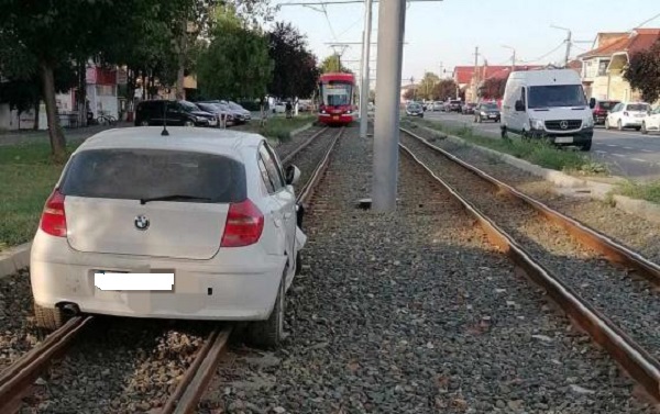Și-a "parcat" BMW-ul pe linia de tramvai