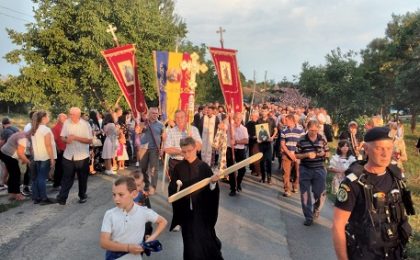 Mii de pelerini, pe „Drumul Crucii” la Mănăstirea Hodoș-Bodrog (Foto)
