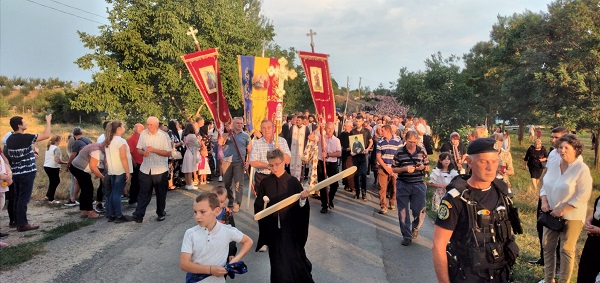 Mii de pelerini, pe „Drumul Crucii” la Mănăstirea Hodoș-Bodrog (Foto)