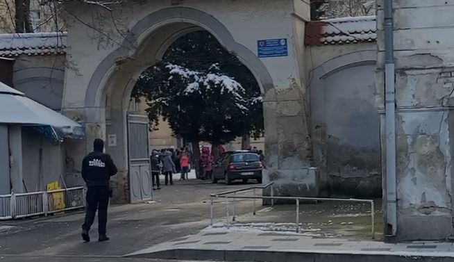 Amenințare cu bombă la un liceu din Timișoara. Elevii au fost evacuați din clase