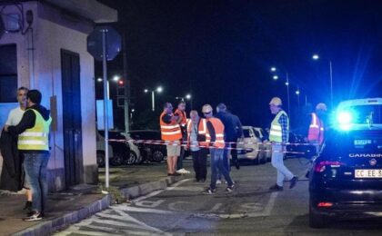 Un tren a călcat și a ucis, la scurt timp după miezul nopții, cinci muncitori din zona Torino care lucrau pe șine. Alte două persoane au fost rănite, relatează ANSA.