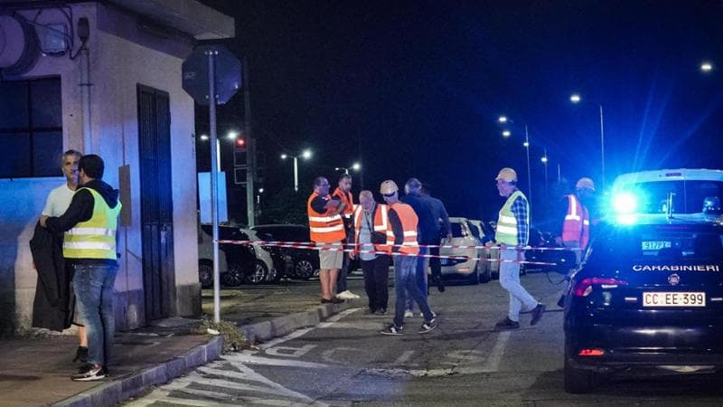 Un tren a călcat și a ucis, la scurt timp după miezul nopții, cinci muncitori din zona Torino care lucrau pe șine. Alte două persoane au fost rănite, relatează ANSA.