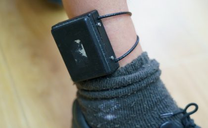 Primul român monitorizat la domiciliu cu brățară electronică a încercat să-și taie brățara și să fugă de acasă