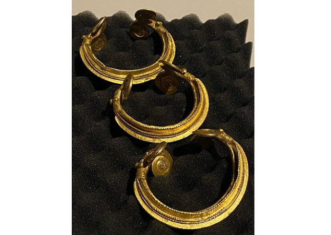 Trei brăţări preistorice din aur, furate din România, au fost depistate la o licitaţie în Monte Carlo