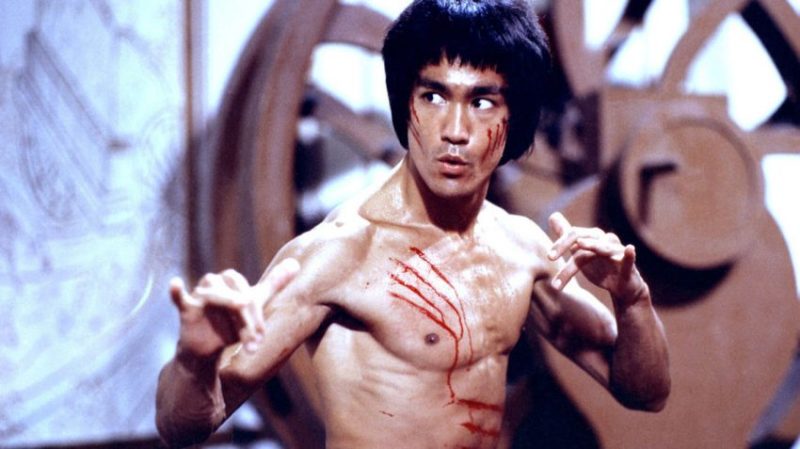 Studiu: Este posibil ca Bruce Lee să fi murit pentru că a băut prea multă apă