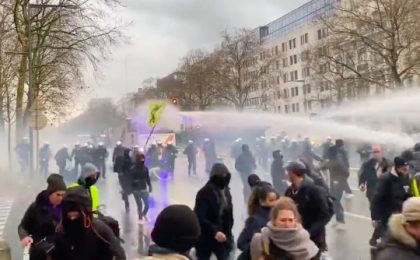Peste 35.000 de oameni au protestat la Bruxelles împotriva vaccinării obligatorii. Poliția a folosit tunuri cu apă