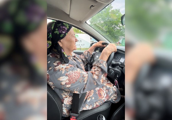 O şoferiţă de 81 de ani din Oradea a ajuns vedetă pe TikTok (video)