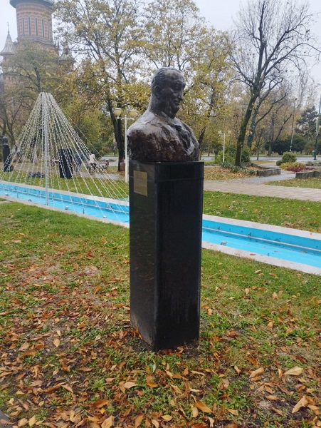 Mai multe busturi de pe Aleea Personalităţilor, din Timişoara, au fost puse la pământ. Foto 9 Mai multe busturi de pe Aleea Personalităţilor, din Timişoara, au fost puse la pământ. Foto