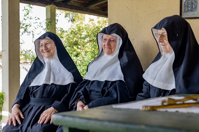 Trei călugărițe care au evadat dintr-un azil de bătrâni au primit dreptul să stea la o mănăstire doar dacă nu intră pe rețelele de socializare