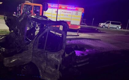 Camionetă cu trei autoturisme, cuprinsă de flăcări pe A1