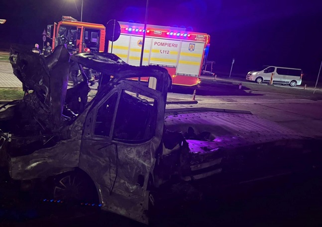 Camionetă cu trei autoturisme, cuprinsă de flăcări pe A1