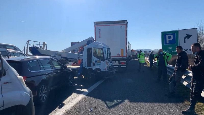 Carambol uriaş, cu 40 de mașini și patru camioane, pe o autostradă din nordul Italiei: "Este un adevărat dezastru!"