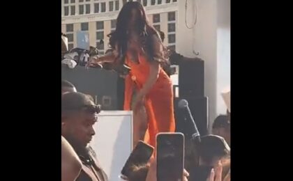Cardi B, reacție șocantă la un concert. Cântăreața a aruncat cu microfonul într-un fan care a stropit-o cu alcool
